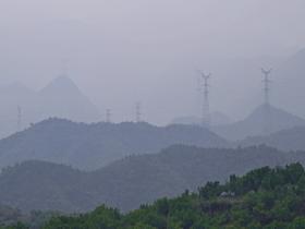 北京晨雾缭绕 远山若隐若现