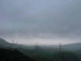 北京延庆山区降雨前夕山雾弥漫