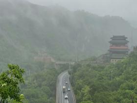 北京昌平居庸关山雾缭绕 群山若隐若现