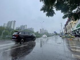 北京大部出现明显降雨 今夜降雨持续道路湿滑