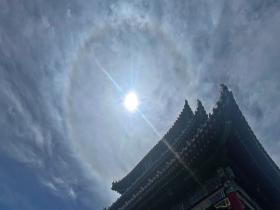 当古建筑与日晕同框 氛围感十足