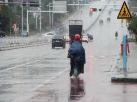 山东威海出现降雨 道路湿滑影响出行