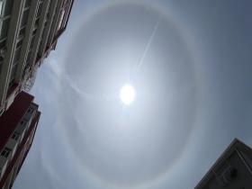 北京天空再现日晕景观 光环清晰可见