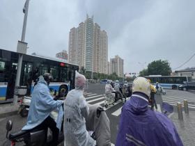 北京出现降雨 行人携雨具出行