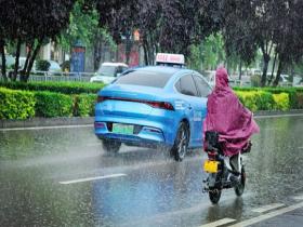 雨水连成线 河南汝州降雨影响出行