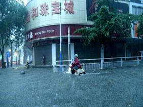 湖北安陆遭遇强降雨 地面积水成河