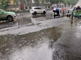 河南郑州降雨 路面湿滑影响出行