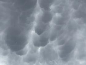 震撼！北京出现大片乳状云 天空如海水倒悬