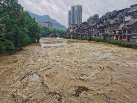 湖南湘西遭遇强降雨 河水暴涨城市积涝
