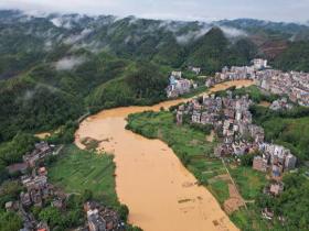 广西梧州河水上涨 漫过河堤