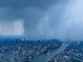 广东局地遭遇强降雨 空中视角看云团泼雨