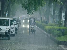 河南汝州出现明显降雨 部分道路积水市民出行受阻