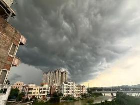 广东吴川上空乌云涌动 风雨欲来