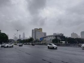 广西南宁天空阴沉 地面湿滑影响出行
