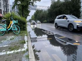 北京夜间现明显降雨 今晨部分路段积水明显