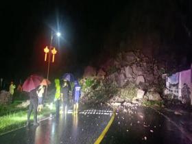 江西靖安遭遇强降雨 出现山体塌方