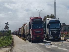 受台风“美莎克”影响 琼州海峡百余辆货车滞留