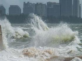 台风“美莎克”临近 博鳌海滨风起浪涌