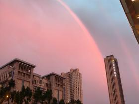 江苏南京雨后现超大彩虹 粉色霞光与彩虹交相辉映十分绚丽