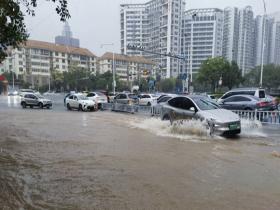 受台风“美莎克”影响 广西南宁出现强降雨部分路段积水严重