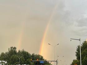 超美！北京雷雨后天空挂起双彩虹