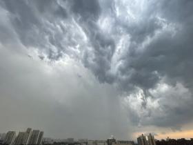 北京上空乌云涌动 风雨来袭