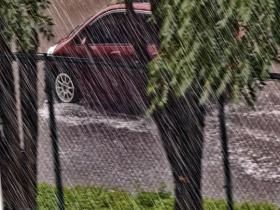 河北保定大雨连成线 图片都变模糊了