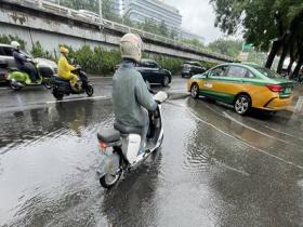 北京雨后地面湿滑 暴雨橙色预警生效中