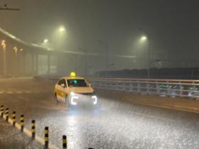 昨夜北京多地大雨倾盆 视野模糊