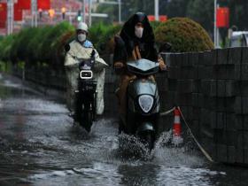 甘肃定西迎来降雨天气 部分路段出现积水