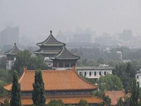 今晨北京轻雾笼罩 能见度下降