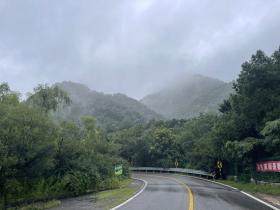 京藏高速昌平段雨雾弥漫 能见度较低