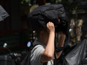 北京桑拿天气下街头“蒸”表情