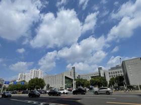 蓝天为纸白云作画 今天的北京天空超美