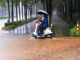 云南昆明降雨致城区主干道积水
