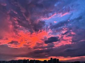 北京降雨过后火烧云惊艳登场