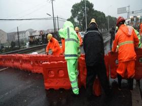 迎战台风“白海豚” 风雨中那些坚守的身影
