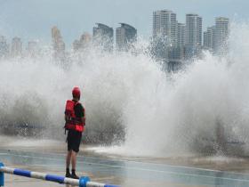 “白海豚”外围环流影响青岛 部分地区海水漫溢