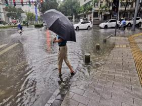 河南郑州出现降雨 部分路段出现积水