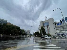 北京降雨致道路湿滑 下午依然有雨注意防范