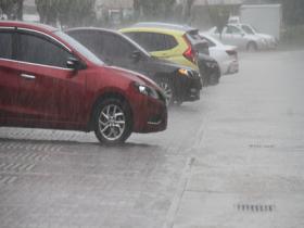 山东威海文登区遭遇暴雨 部分道路积水严重