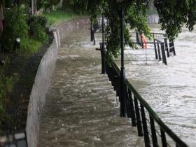 四川成都降雨 锦江水位上涨