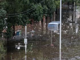 云南昆明降雨致道路积水 消防营救转移群众