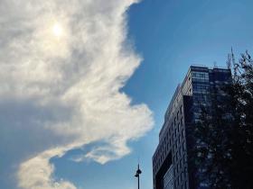 半云半晴 七夕北京天空自带“分割线”