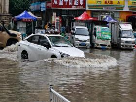 辽宁沈阳遭遇强降雨 路面积水成河