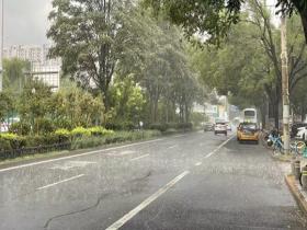 北京阴云低垂 雨水倾盆而下