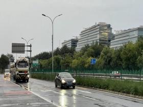 北京今晨降雨添凉意 路面湿滑扰出行