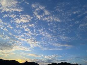 北京朝霞与鱼鳞云同框 蓝天清新感加倍