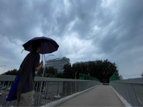 北京天空阴沉 出现分散性阵雨