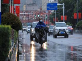 甘肃定西迎来降雨天气 路面湿滑